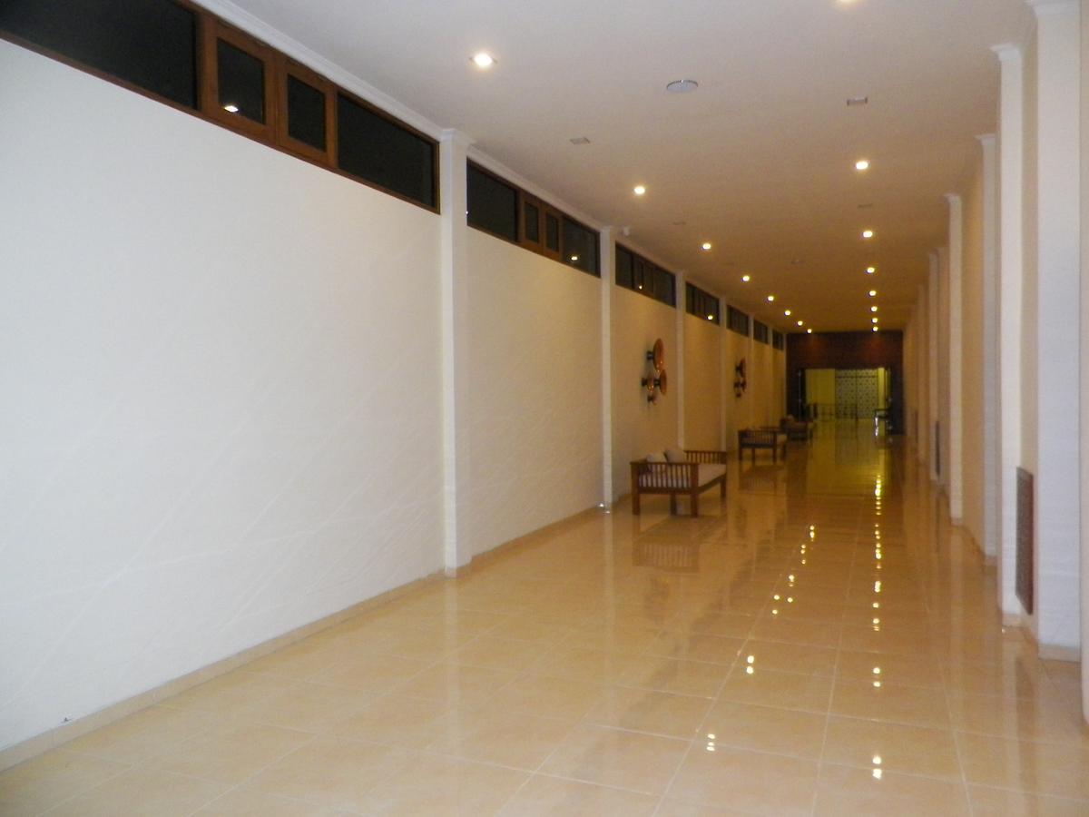 Multazam Hotel Solo Exterior foto