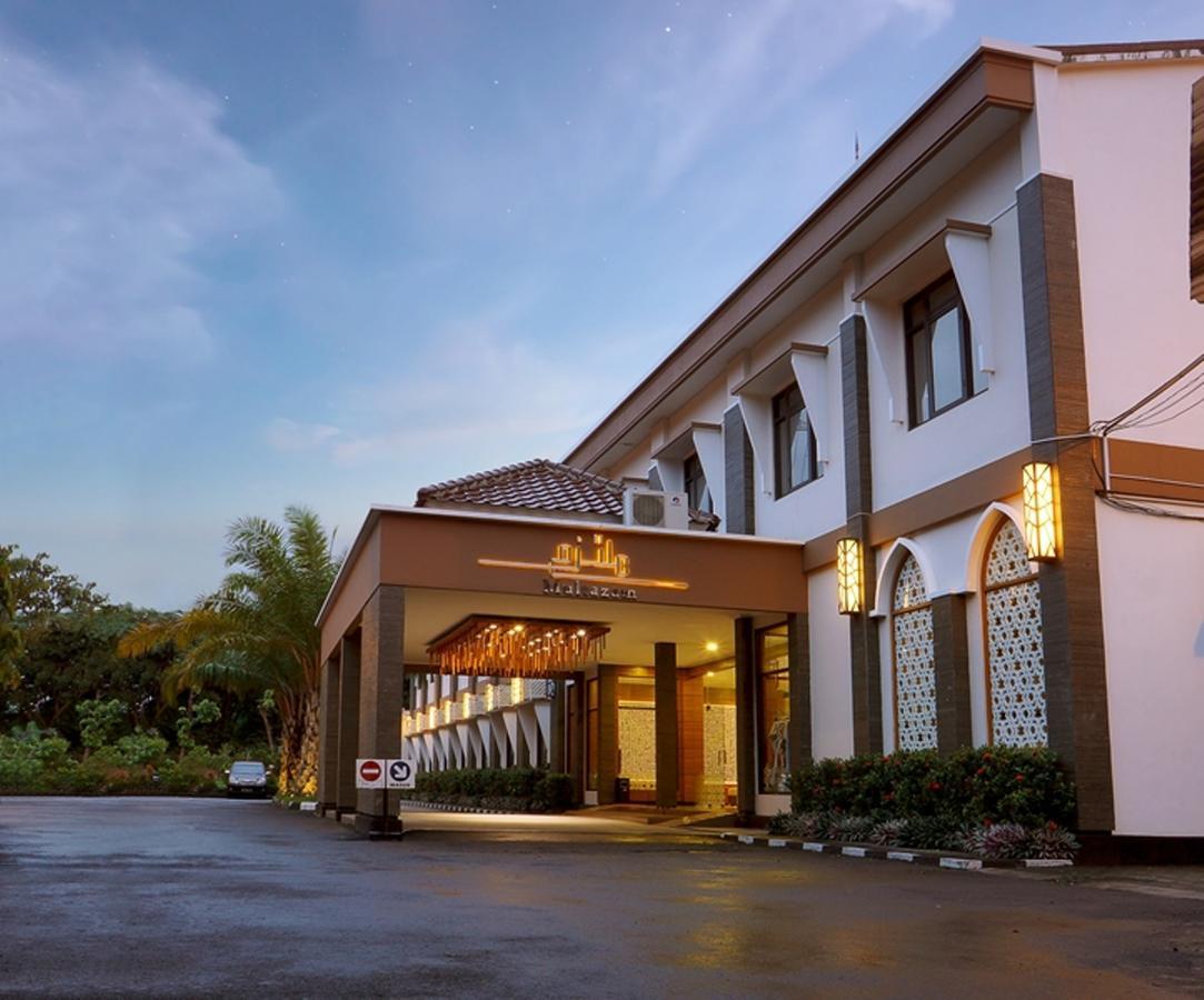 Multazam Hotel Solo Exterior foto